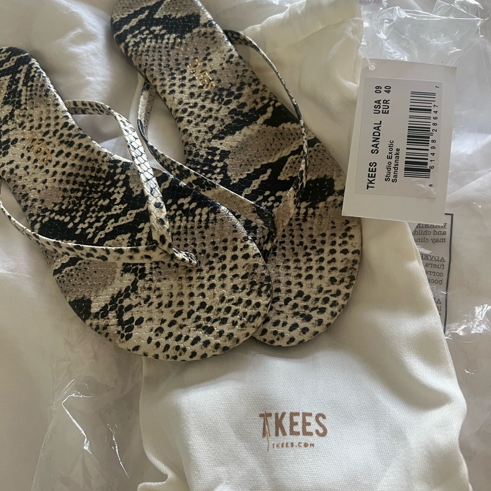 NWT Tkees snakeskin flip flops